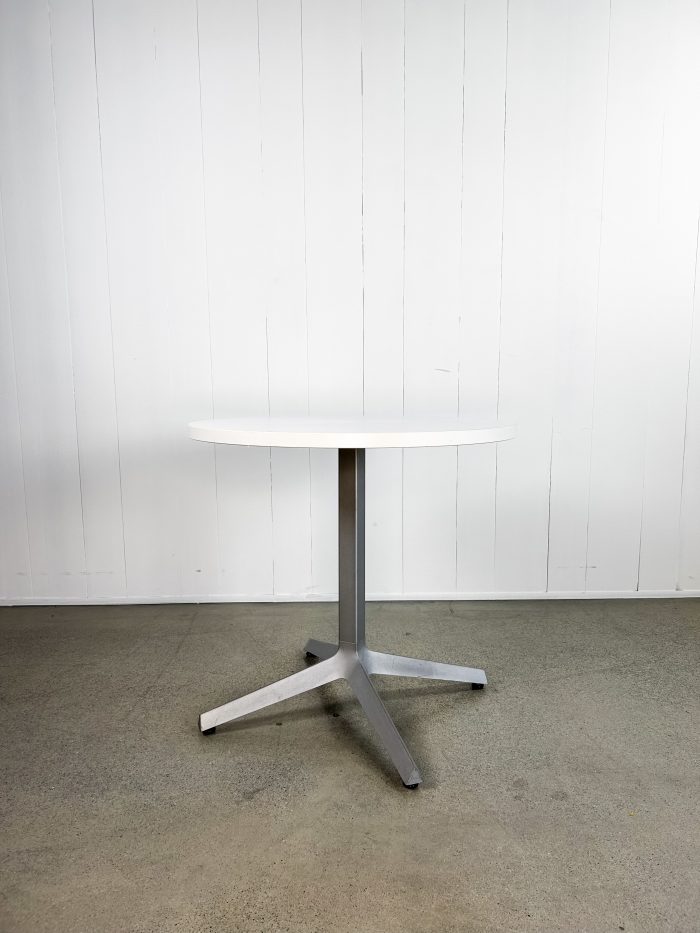 Knoll Round Table