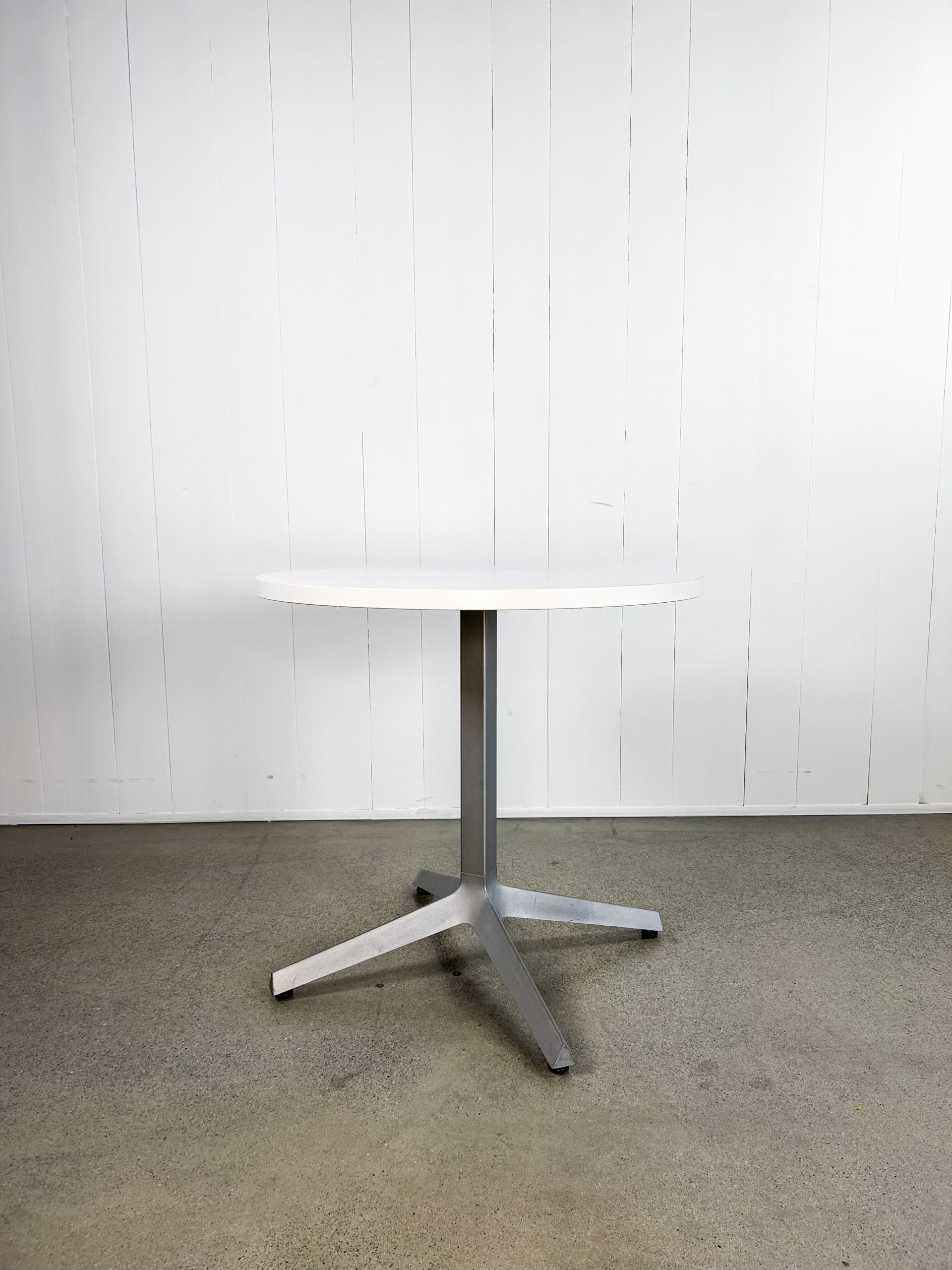 Knoll Round Table